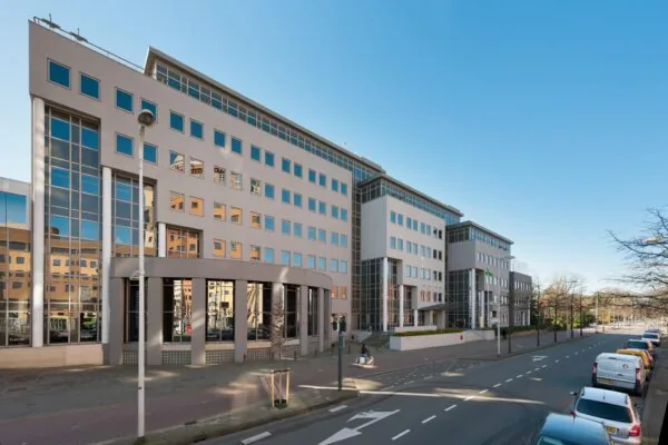 Modern kantoorgebouw aan de Barchman Wuytierslaan in Amersfoort, gezien vanaf de straat op een zonnige dag.